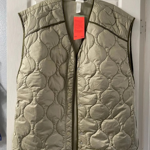 H&M Quilted Oversized Vest Blogger Favorite - Picture 3 of 17